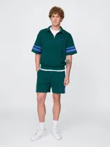 Short deportivo verde oscuro de hombre, con cintura elástica ajustable con cordón, bolsillos laterales y logo Gap bordado en azul.