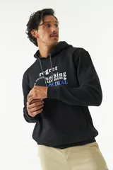 Canguro de felpa color ladrillo con capucha y cordones ajustables. Estampado frontal con la frase "Regret nothing" y logo de la marca Mistral.