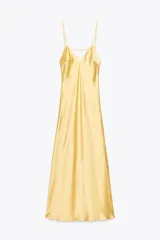 Vestido midi amarillo de satén con escote en V, tirantes finos ajustables y espalda con tiras cruzadas.