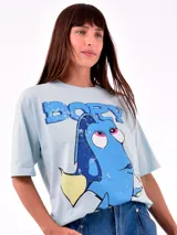 Remera celeste con estampado del personaje Dory de la película Buscando a Nemo.