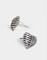Par de aros pasantes con forma de corazón plateado con detalles de líneas horizontales y strass.