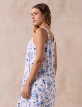 Camisón corto de tejido suave color lila con estampado de manchas difuminadas. Tiene escote redondo con botones y detalle plisado en el pecho.