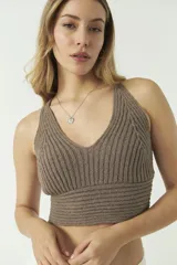 Top tejido color marrón, con escote en "V" y espalda cruzada.