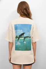Remera blanca de algodón con estampado de una concha de mar en el pecho.