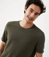Remera de algodón color ladrillo, corte slim fit, cuello redondo y mangas cortas.