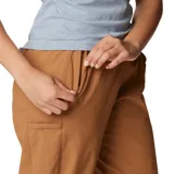 Pantalón jogger color marrón, con cintura elástica, bolsillos laterales y puños elásticos.