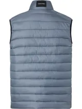 Chaleco acolchado color gris con cierre frontal y bolsillos laterales con cierre. Ribete negro en sisas y cierre.