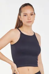 Musculosa negra de tela rib con cuello a la base y espalda alta.