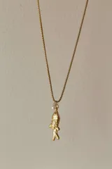 Collar dorado con cadena fina y dije de sardina con detalle de perla colgante.