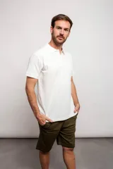 Remera polo de piqué color blanco, de corte clásico.
