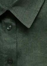 Camisa verde militar de lino y algodón, con cuello camisero, cierre frontal con botones, manga larga con puños abotonados y bolsillo de parche en el pecho.