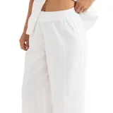Pantalón blanco de pierna ancha con bordado inglés y cintura elastizada.