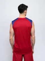 Musculosa de entrenamiento azul con detalles estampados en hombros y logo del Club Nacional de Football en el pecho.
