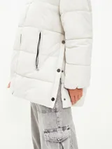 Campera puffer azul marino con cuello alto y cierre frontal.