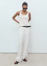 Top sin mangas de tejido de punto fino de lino, color blanco roto, con tirantes anchos y cuello escotado, de diseño recto.