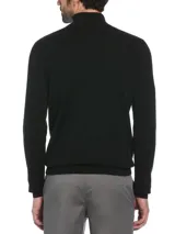 Sweater negro de algodón tipo cachemira, con cuello acanalado con cierre de un cuarto y logo de pingüino bordado en el pecho.