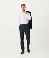 Camisa de vestir slim fit con estampado de cuadros en tonos rosa y blanco, cuello camisero y mangas largas.