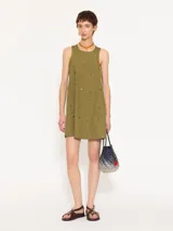Vestido corto color verde oliva, con cuello redondo y sin mangas. Presenta apliques de tachas plateadas en el frente y la espalda.