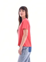 Remera blanca de algodón, de corte recto y manga corta.