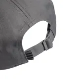 Gorra Adidas gris con logo bordado en negro en el frente.