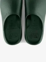 Zueco Birkenstock Super-Birki de poliuretano color verde oscuro.