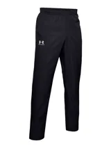 Pantalón deportivo negro de tejido ligero, con logo Under Armour estampado en blanco en la pierna izquierda.