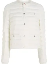 Campera blanca acolchada de nailon con relleno de plumas, cuello redondo, cierre con botones a presión, bolsillos laterales con botones a presión y logo de Tommy Hilfiger bordado en el pecho.