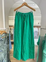 Pantalón palazzo blanco de lino, con cintura elástica.