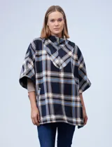 Poncho de tejido soft, marca Weatherproof, con diseño a cuadros en tonos azul marino, beige y celeste. Posee cuello alto con cierre metálico y bolsillos delanteros.