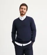 Suéter azul marino de tejido de punto liso, con cuello V y mangas largas.
