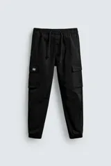 Pantalón cargo slim fit negro con cintura elástica ajustable con cordón, bolsillos frontales, traseros y laterales con solapa. Bajo con puño elástico.