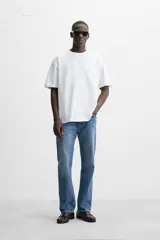 Camiseta blanca de algodón compacto, corte relaxed fit, cuello redondo y mangas cortas.