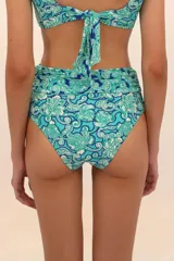 Calzón de bikini de cobertura completa, tiro alto con faja drapeada y accesorio decorativo de piedra.