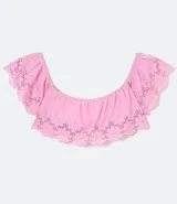Blusa super cropped de hombro a hombro color rosado, con mangas cortas y detalle de calado con diseño floral.