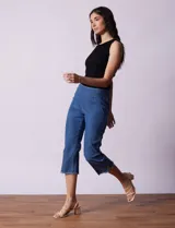 Pantalón capri de denim azul, marca Ruby Rd. Pretina ancha elastizada, bolsillos simulados delanteros, bolsillos aplicados traseros y ruedo desflecado.