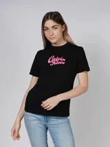 Remera negra de algodón con cuello redondo y logo Calvin Klein estampado en color fucsia. Corte clásico de manga corta.