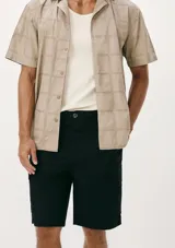 Bermuda de gabardina color verde con bolsillos laterales tipo cargo.