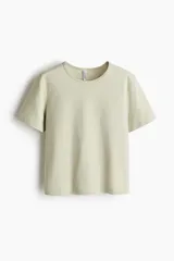 Remera color verde claro de punto de algodón suave con cuello ribeteado y bajo recto.