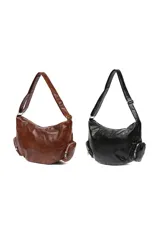 Bolso bandolera color marrón de cuero sintético con correa ajustable y bolsillo externo con cierre.