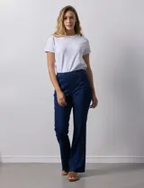 Jegging azul oscuro marca Zac & Rachel con pretina elastizada, bolsillos delanteros y traseros, y terminación bootcut.