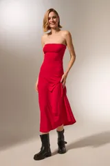 Vestido midi negro sin mangas, strapless y corte al cuerpo.