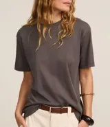 Remera blanca oversized de mangas cortas, confeccionada en algodón peruano, con cuello redondo y sin estampa.