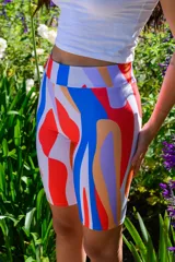 Calza corta de lycra estampada con diseño abstracto en colores blanco, azul, rojo y naranja.