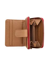 Billetera de cuero vacuno color tostado, de formato doble y compacto, con cierre metálico y manija muñequera de cuero. Posee múltiples ranuras para tarjetas y bolsillo monedero con cierre.