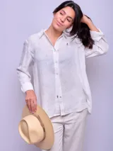 Camisa rosada de lino con cuello clásico, cierre frontal con botones, mangas largas con puños abotonados y logo bordado en el pecho.