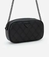 Bolso bandolera pequeño de cuero sintético negro con costuras formando rombos y asa larga de cadena.