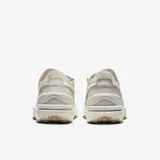 Championes Nike Waffle One para mujer, color blanco con detalles en rosa brillante en el logo y el talón.