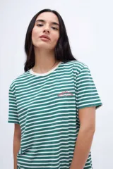 Remera de algodón a rayas horizontales blancas y azul marino, con cuello redondo y bordado dorado en el pecho.