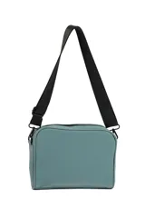 Bandolera color celeste con correa ajustable de cuero vegano y cierre de cremallera.