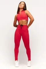 Top deportivo azul marino con cuello polo y cierre parcial con cremallera.